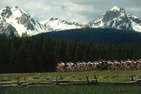 The peloton rides in front of the iconic Sawtooth Mountains during the 1998 race.